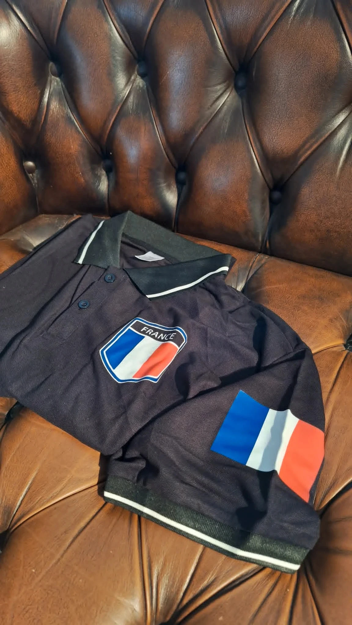 Polos respirantes pretos levemente elásticos com padrão Tricolore - Abotoados, mangas curtas – photo 10